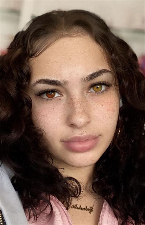 does ash kash have heterochromia|Heterochromia : r/pics